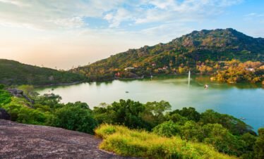 North India Exploration: Golden Temple, Himalayan Retreats, and Hill Station Charm